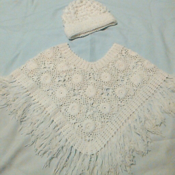 Knitted shawl and toboggan - Picture 1 of 3