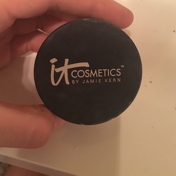 It cosmetics loose translucent powder