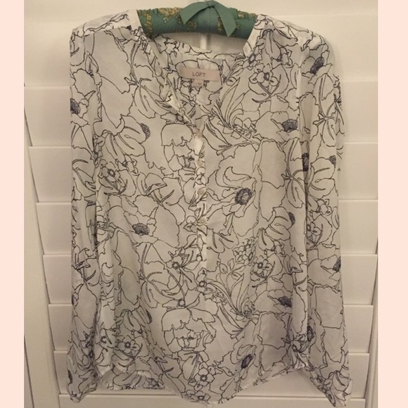🎉HP🎉 LOFT blouse. White w black flowered pattern