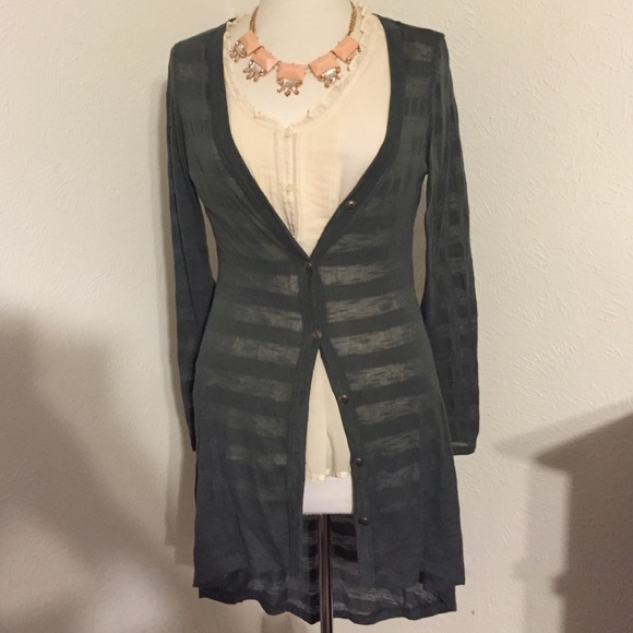 Prepare for fall w/ this High low thin cardigan!