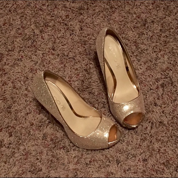 Shimmery gold peep-toe pumps. - Picture 4 of 5