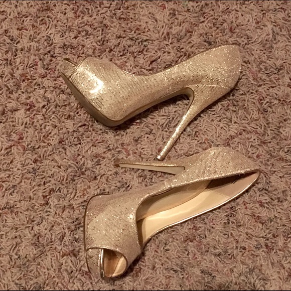 Shimmery gold peep-toe pumps. - Picture 5 of 5