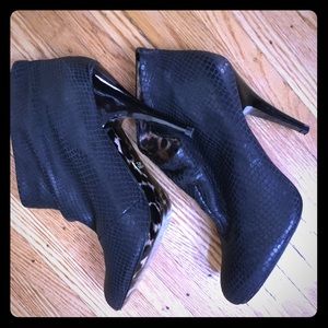 Betsey Johnson Heeled Ankle Booties black 7.5
