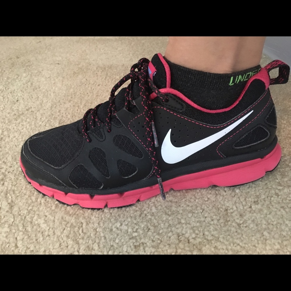 Nike! I accept a reasonable offer!!! 💞