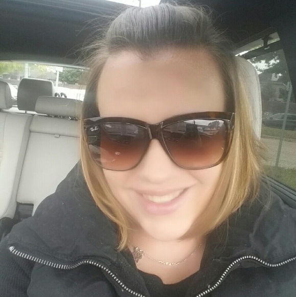 Meet your Posher, Kelli - Picture 2 of 2