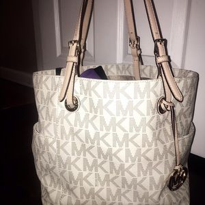 Michael Kors Jet Set Logo Tote in Vanilla