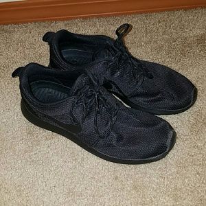 Like new!! All black Nike Roshes
