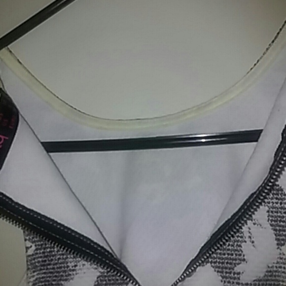 Floral grey and white crop top - Picture 2 of 2