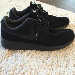 Black w/ teal detail Nike Roshe