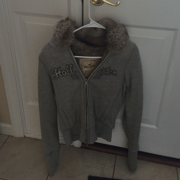 Holiister hooded coat with faux fur soft lining.