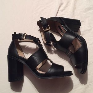 Front Ring Strappy Sandals