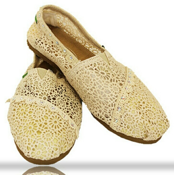 *HP*NWT CREAM LACE RHINESTONE SHOES