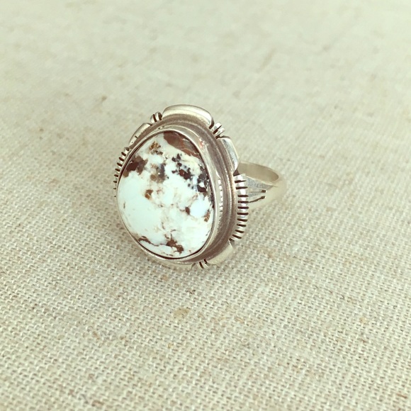 Vintage Jewelry - White Turquoise silver Ring - VINTAGE - size 7
