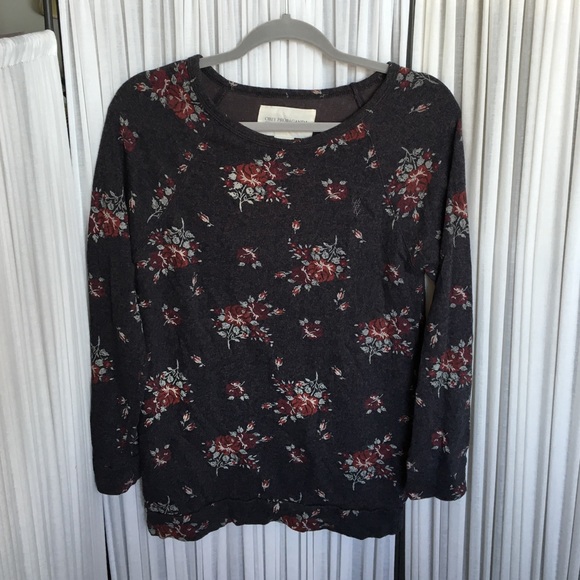 Obey Propaganda / floral crew neck sweater