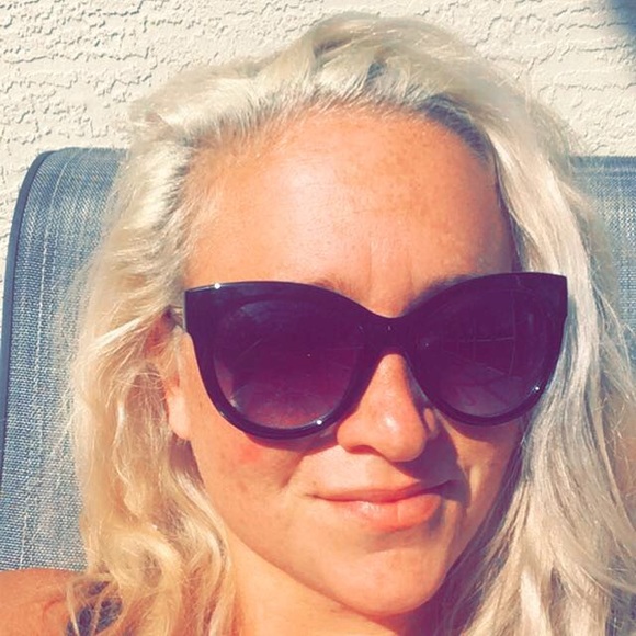 ๐๐ทMeet your Posher๐ท๐ - Picture 2 of 4