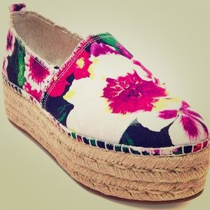 Betsy Johnson FLOUNCEE Blk Floral 🌷🌺..