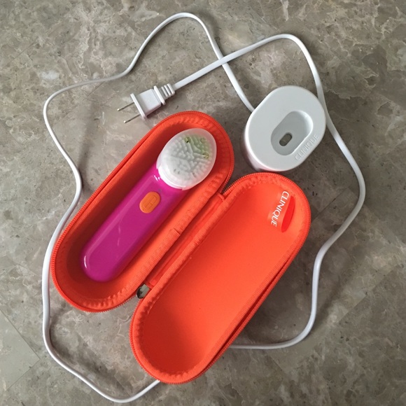 Clinique cleansing brush