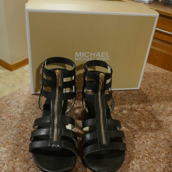 Authentic Michael Kors sandal - Picture 3 of 3