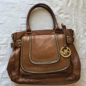 Beautiful MK leather bag. PERFECT 4 Fall/Winter.