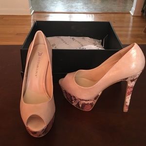 Pink tone peak toe pumps