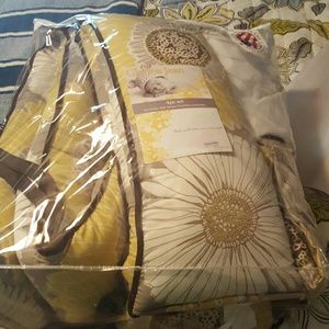 Glenda Jean 4 piece crib set