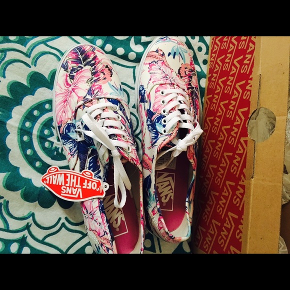 Vans Shoes - Vans 8 women's tropical flower new in box Hawaii
