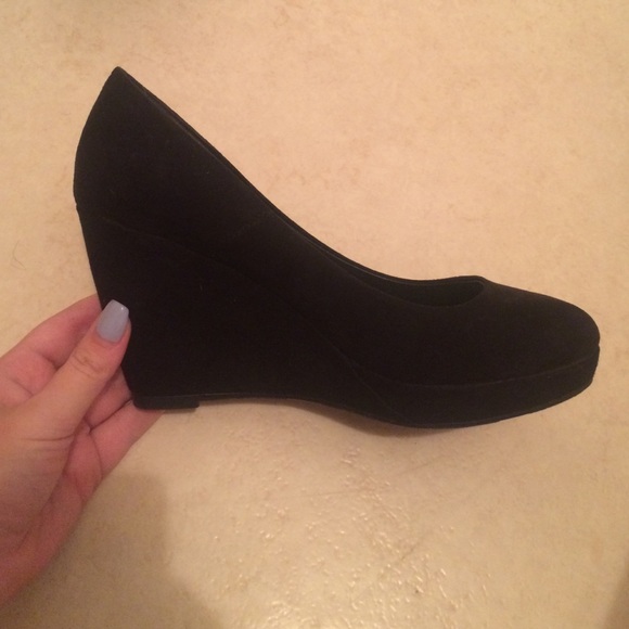 Black wedges