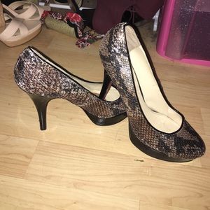 Sequin platform pumps