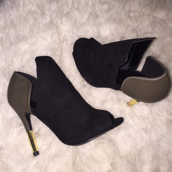 Beautiful Color-Blocked Heels! - Picture 2 of 4