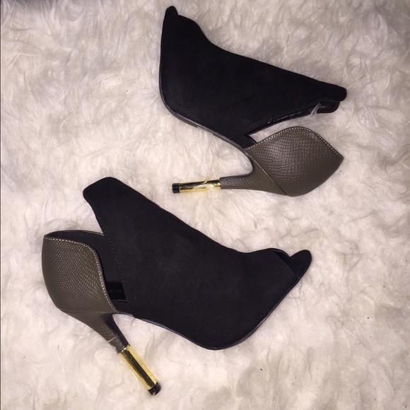 Beautiful Color-Blocked Heels! - Picture 3 of 4