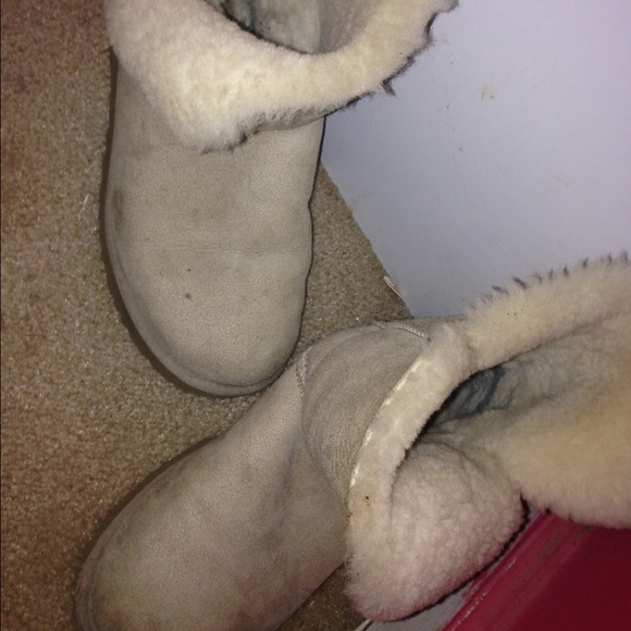 UGG SAND BOOT WITH BUTTON ON THE SIDE