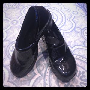 Nurse Mates black patent pillow top shoes