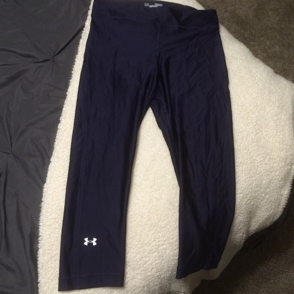 Under armor cropped leggings.