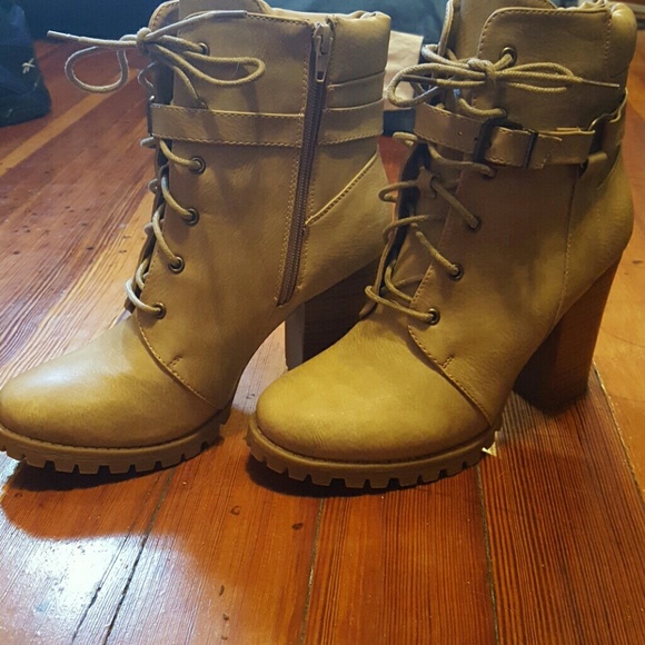 Marsia Boots - Picture 1 of 2