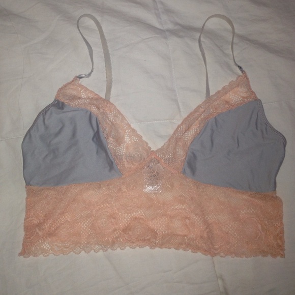 Jessica Simpson bra