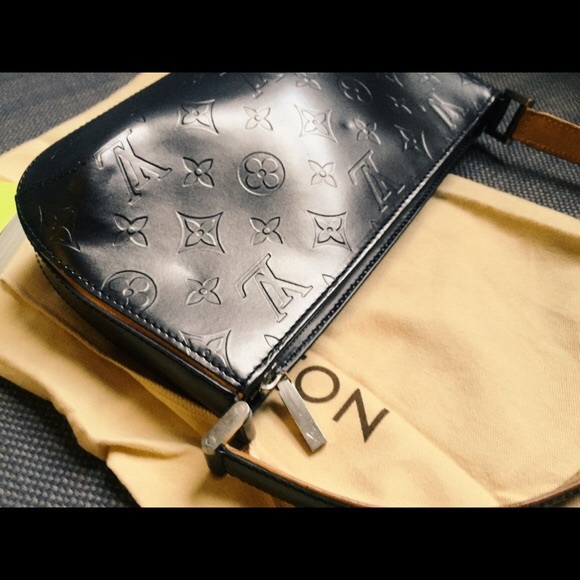 Louis Vuitton Handbags - Reserved for @windowspast