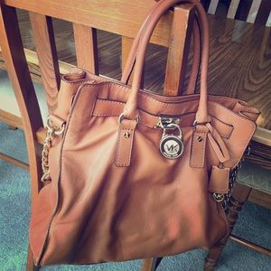 Michael Kors Hamilton Larg Luggage Brown like new