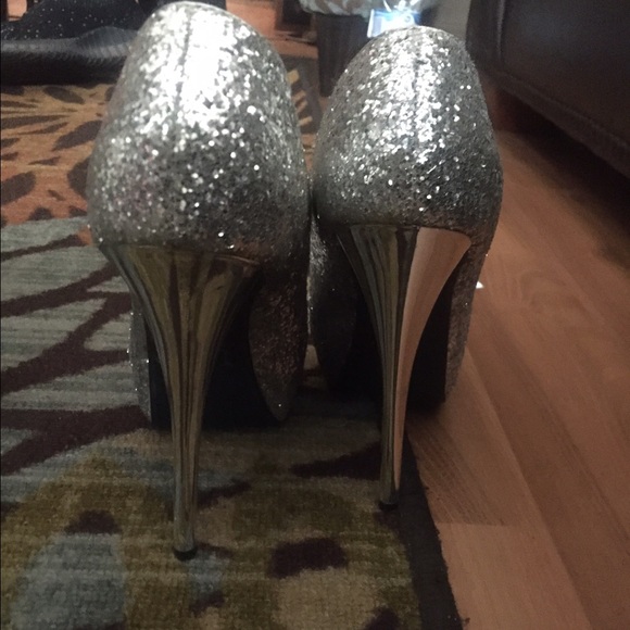 silver heels - Picture 3 of 3