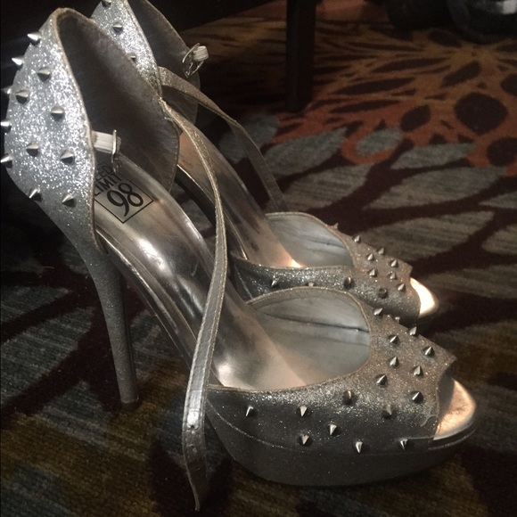 silver heels - Picture 2 of 3