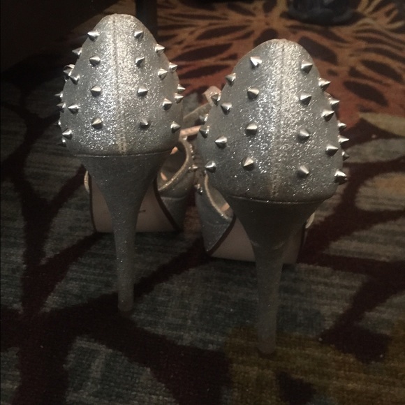 silver heels - Picture 3 of 3