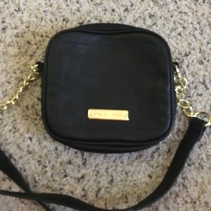 Steve Madden Black and Gold Crossbody Bag💛