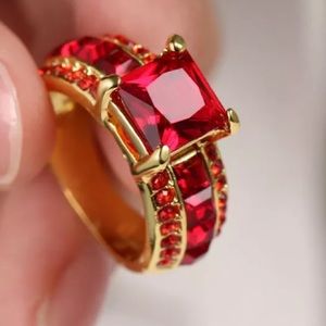 NWOT Gold and Ruby Ring Sz7
