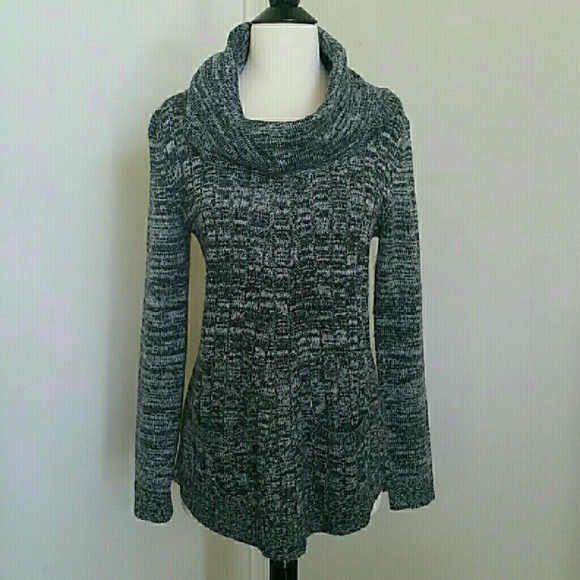 Sweater in Black and Gray