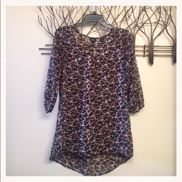 Rue 21 mid sleeve sheer flowered top! Size Medium!