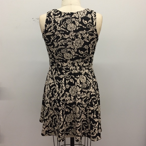 💁🏻HOST PICK!!💁🏻 Knit Jacquard Print Dress - Picture 2 of 2