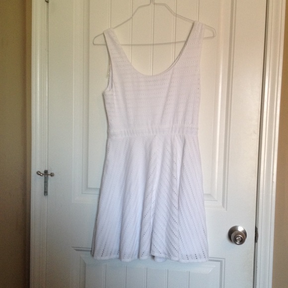 White dotted midi dress w/ bow in the middle - Picture 2 of 3