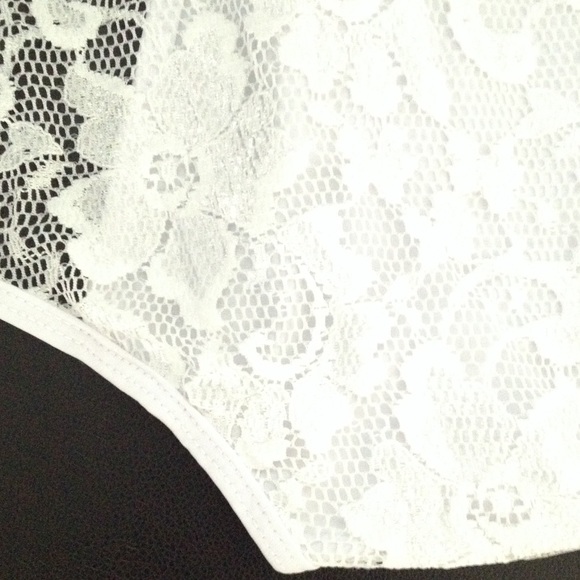 Lacey halter bodycon dress - Picture 3 of 3