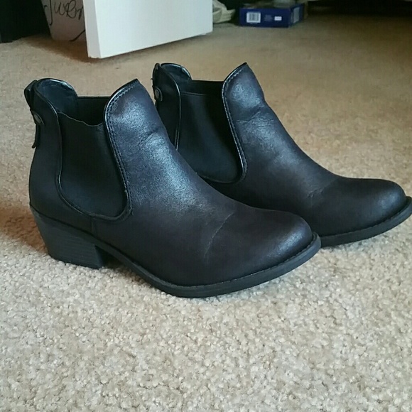 Tilly's black ankle boots