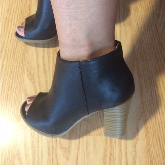 Report Shoes - Blk booties.