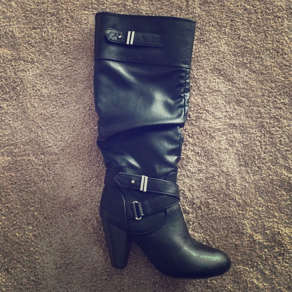 Black heeled boots with buckle